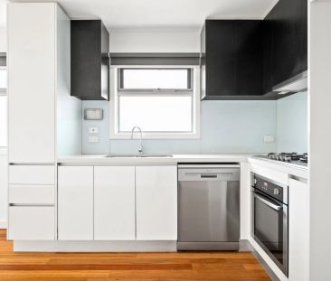 Light-filled townhouse with space and style - Photo 1