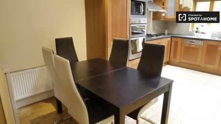 Room for rent in 5-bedroom apartment in Ballymun, Dublin - Photo 3