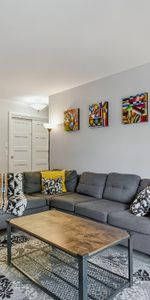 DISPO: Grand 5½ rénové, 2 stationnements, rangement, clim - Photo 3