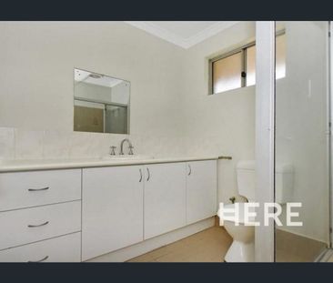 Stylishly Renovated Terrace in Peaceful Cul-de-Sac - Photo 2