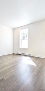 **Because You Deserve Renovated 4 1/2 w Parking, Metro Lasalle,Verdun** - Photo 3