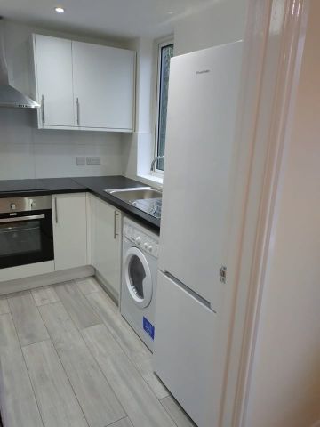 1 Bed Flat, Canberra Close, NW4 - Photo 3