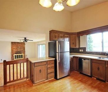 Spacious 3Br Family Home Near West Edmonton Mall–Prime Location! - Photo 2