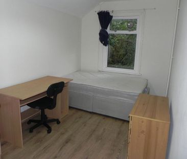 4 bedroom semi-detached house to rent - Photo 3