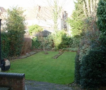 Spacious Bright Furnished ONE BED GARDEN FLAT - Photo 5