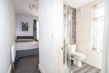 1 bedroom in a house share to rent - Photo 5