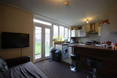 3 bedroom terraced house to rent - Photo 4