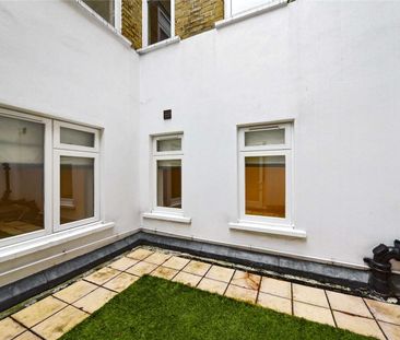 A spacious studio apartment in the heart of South Kensington with its own private patio. - Photo 6
