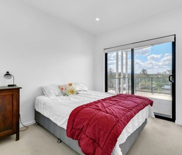 Top Floor, Two Bedroom Modern Apartment - Photo 6