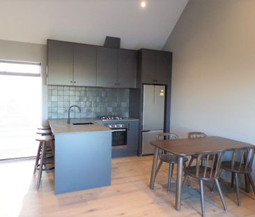 Stylish two bedroom townhouse in the Verdeco Park subdivision. - Photo 3