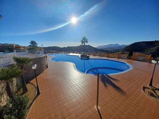 ANNUAL RENT. 2 bedroom apartment with swimming pools and mountain views - Photo 1