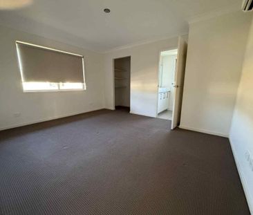 3 Bedroom Modern Home - Photo 4
