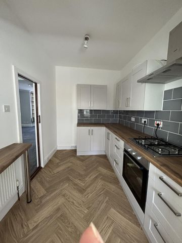 3 bedroom end of terrace house to rent - Photo 3