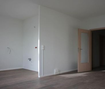 Sanierte 3-Raum-Wohnung mit bodengleicher Dusche, Badewanne und Balkon - Photo 4