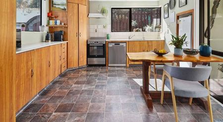 Spacious & Warm 3 Bedroom Family Home - Photo 4