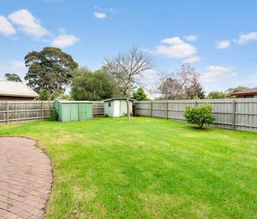 Spacious Four-Bedroom Family Home in Prime Frankston Location - Photo 4