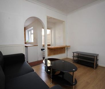 3 bedroom end of terrace house to rent - Photo 2