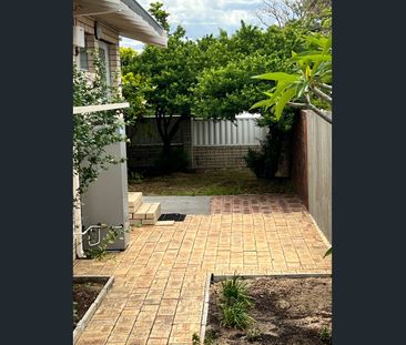 Villa in a perfect location with good size backyard and a lock up g... - Photo 4