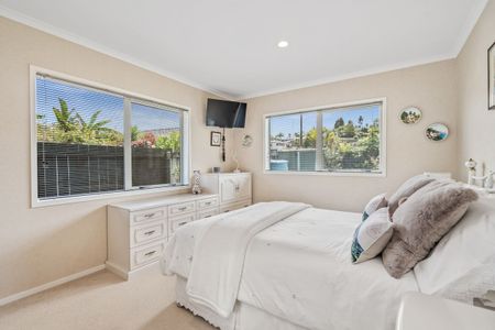 Stunning 3-Bedroom Home - Photo 3