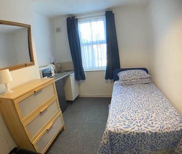 Room in a Shared House, Bedford Road, RG1 - Photo 3