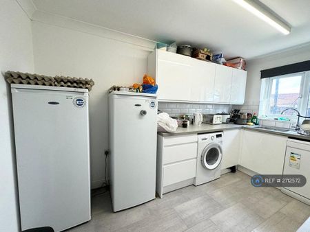 1 bedroom in a house share to rent - Photo 2