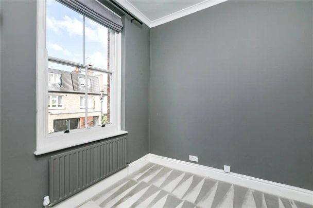 3 bedroom flat in Barnes - Photo 1