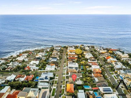 Beautiful Family Home with Spectacular Ocean Views in a Prime Locale - 6 Month Lease - Photo 2