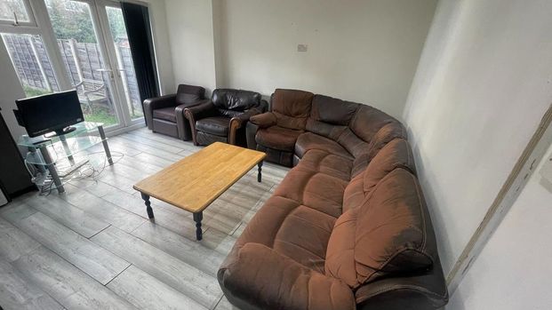 5 bedroom semi-detached house to rent - Photo 1