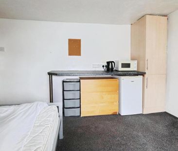 1 bedroom in a house share to rent - Photo 3