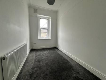 3 bedroom flat to rent - Photo 5