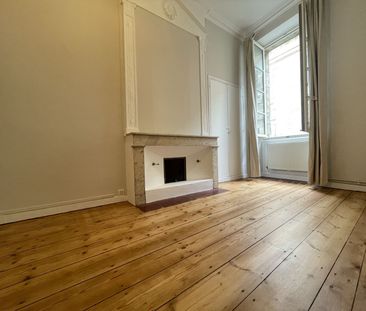 BORDEAUX PLACE DE LA BOURSE - 2 CHAMBRES - 1590 € - Photo 2