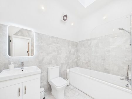 Desford Way, Ashford, Surrey,TW15 - Photo 3