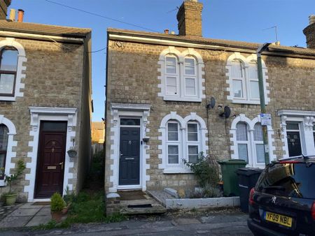 3 bedroom end of terrace house to rent - Photo 3