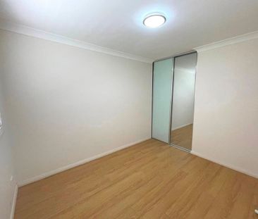 Modern 3 Bed Flat with Ensuite&excl; - Photo 4