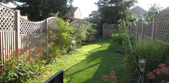 Clandon Avenue, Egham, Surrey, TW20 8LP - Photo 2