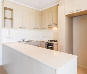 Spacious Top Floor Apartment with Sweeping Views - Photo 1