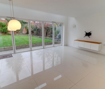 Pears Close, Kenilworth - Photo 3