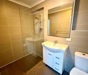 Spacious Three Bedroom Flat in Quiet, Leafy Setting! - Photo 3