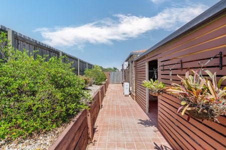 Lovely 4 Bedroom home with Side Access - Photo 2