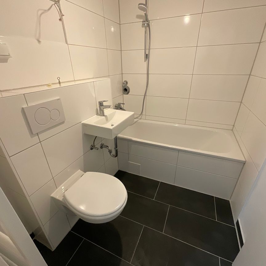 geräumige 2,5 Zimmer mit Balkon und Wannenbad - Photo 1