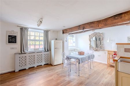 Charming five bedroom characteristic property in the beautiful and historic North Yorkshire village of Cawood with stunning countryside and river views - Photo 4