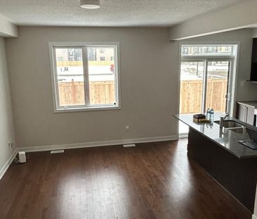 For Lease - 527 Galanthus Walk, Kanata, Ontario - Photo 2