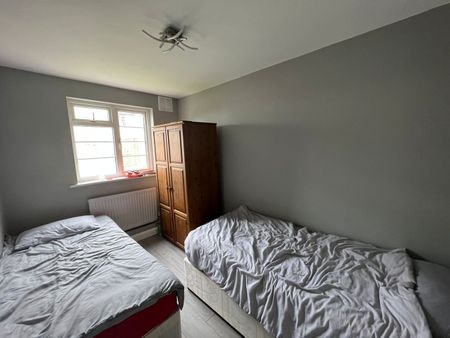 2 Bed Flat, College Road, HA3 - Photo 2