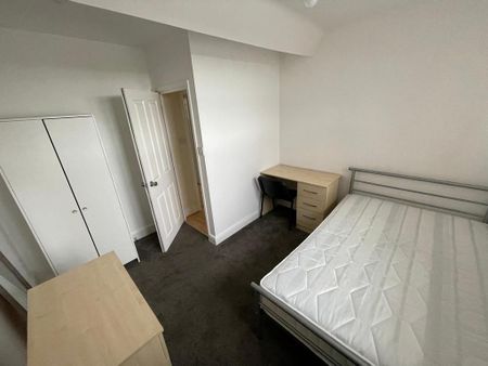 3 bedroom flat to rent - Photo 3