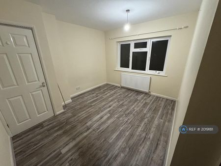 4 bedroom semi-detached house to rent - Photo 5