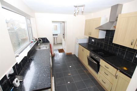 3 bedroom Terraced House to let - Photo 5