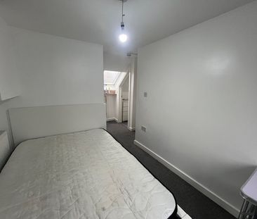 Room in a Shared House, Kenley Road, SW19 - Photo 1