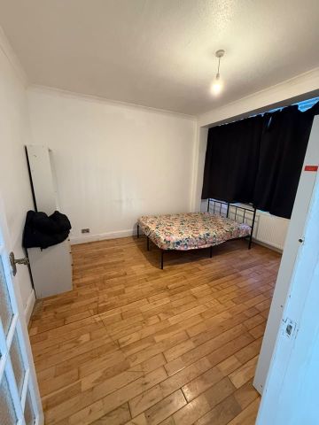 Room in a Shared House, Whites Avenue, IG2 - Photo 3