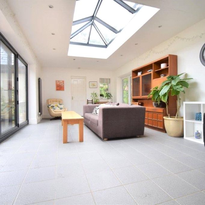 5 bedroom House in Fernhill Cottages, Wokingham - Photo 1