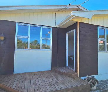 Warm, modern & spacious – your new Lansdowne home - Photo 3